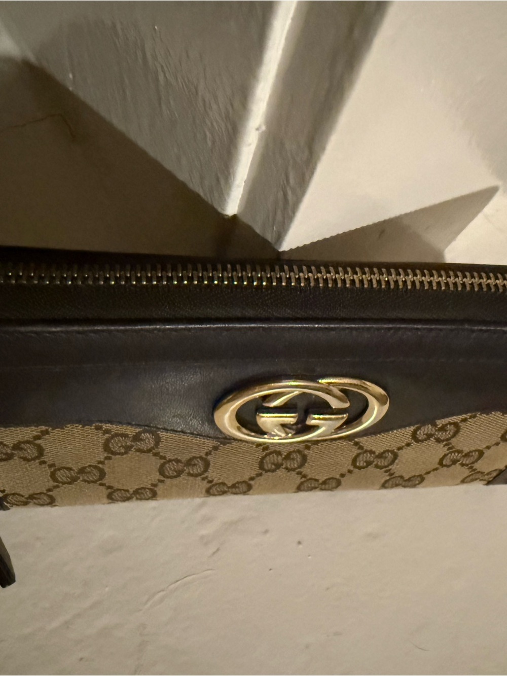 Gucci Black Leather & Beige GG Canvas Zip Wallet with Gold GG Emblem - Picture 3 of 13